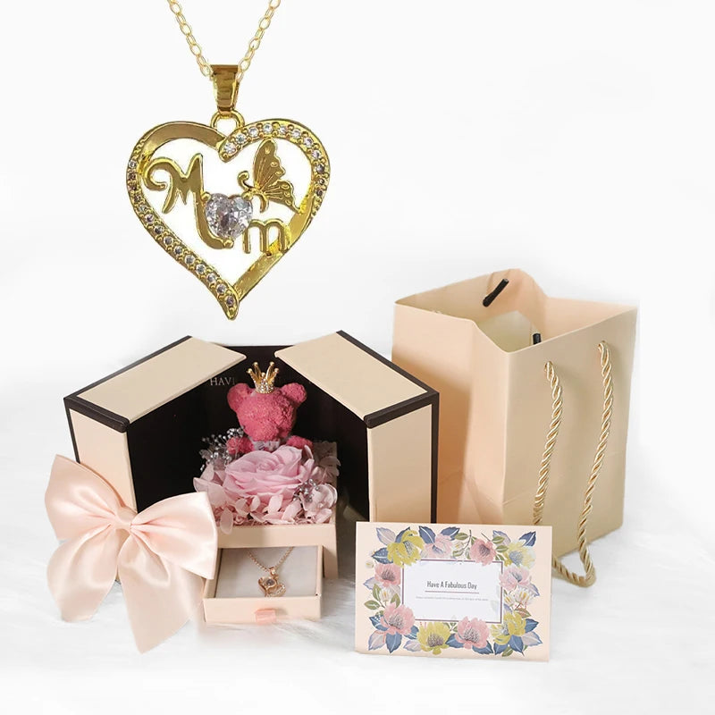 Medvídek z růží s náhrdelníkem