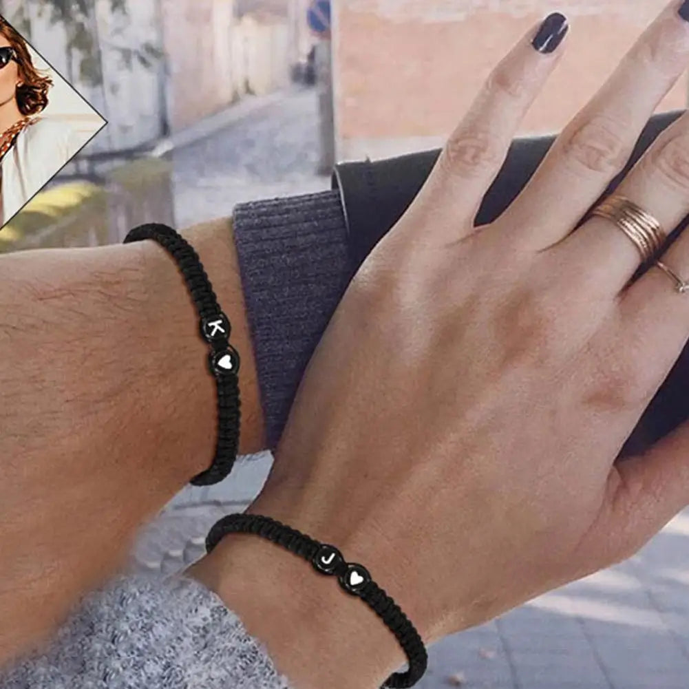 Náramek s písmenem