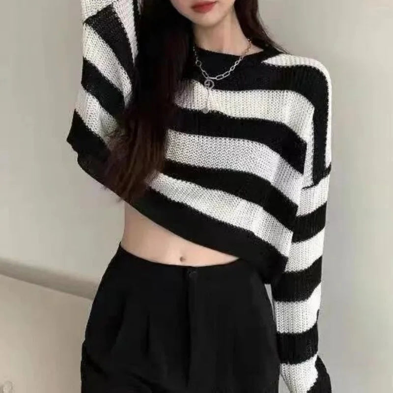 Dámský pruhovaný croptop svetr