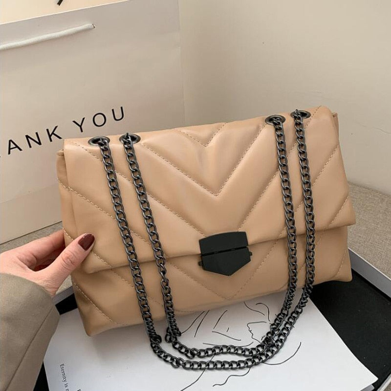 Dámská crossbody kabelka s řetězem
