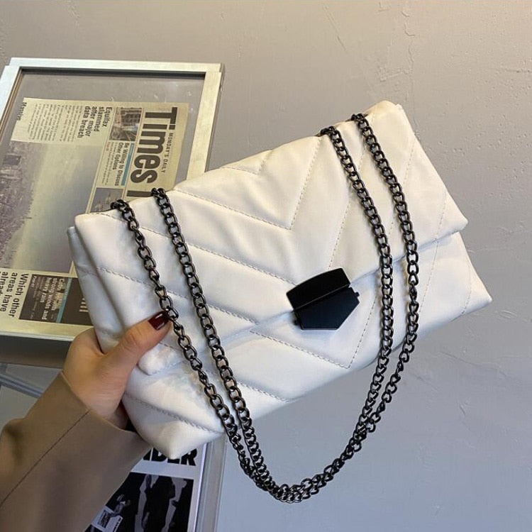 Dámská crossbody kabelka s řetězem