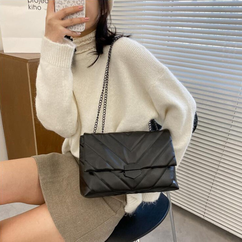 Dámská crossbody kabelka s řetězem