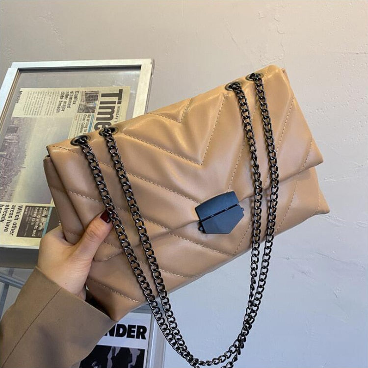 Dámská crossbody kabelka s řetězem