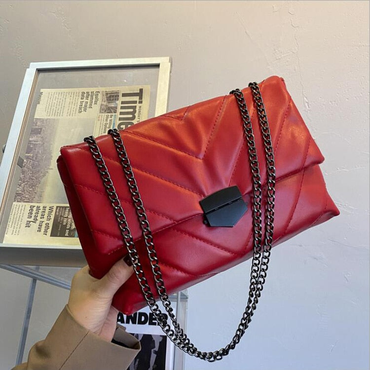 Dámská crossbody kabelka s řetězem