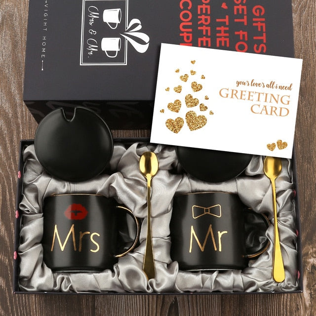 Párový set hrníčků a lžiček Mrs. a Mr.