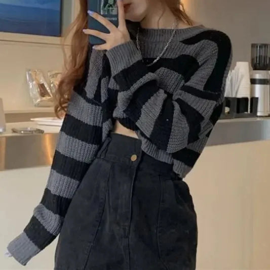 Dámský pruhovaný croptop svetr