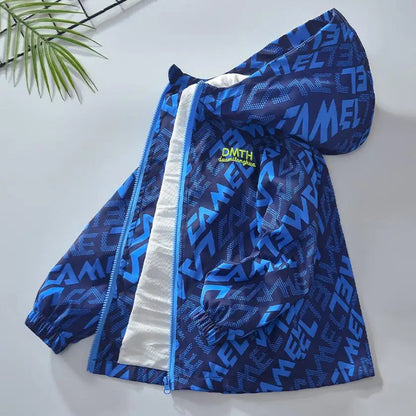 Dětská bunda se vzorem a kapucí