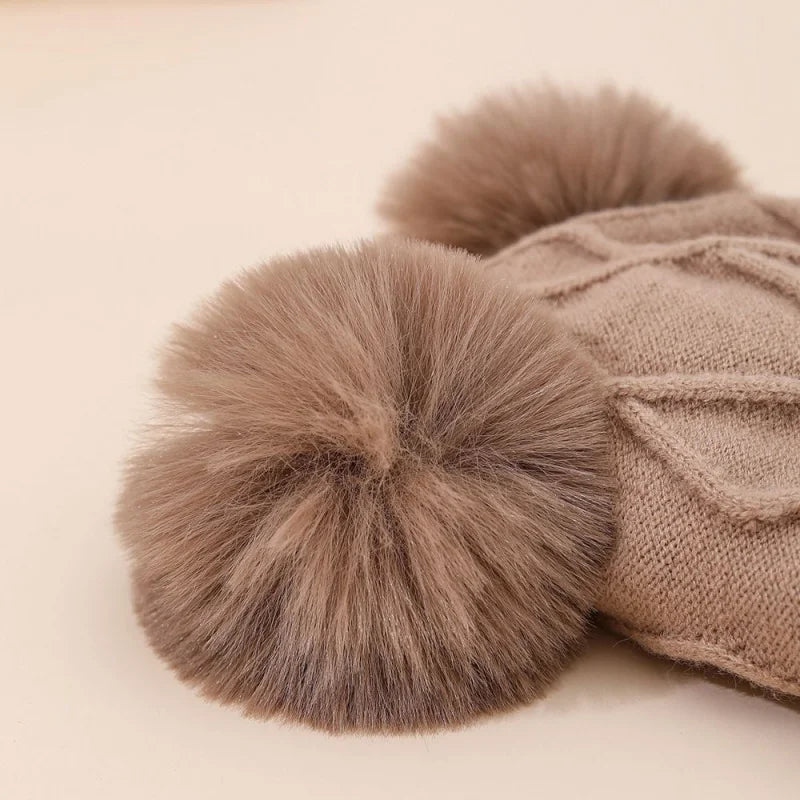 Dětská čepice s bambulemi