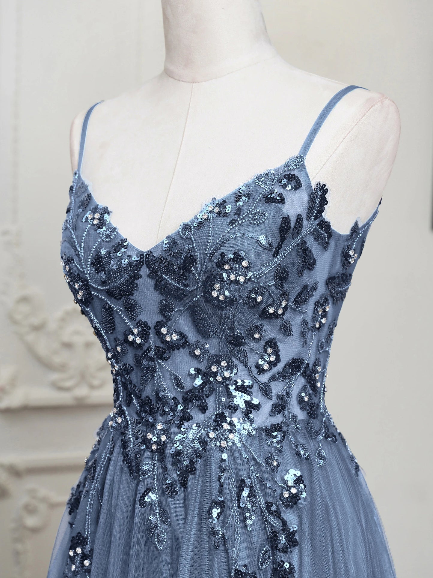 Dámské plesové šaty na ramínka