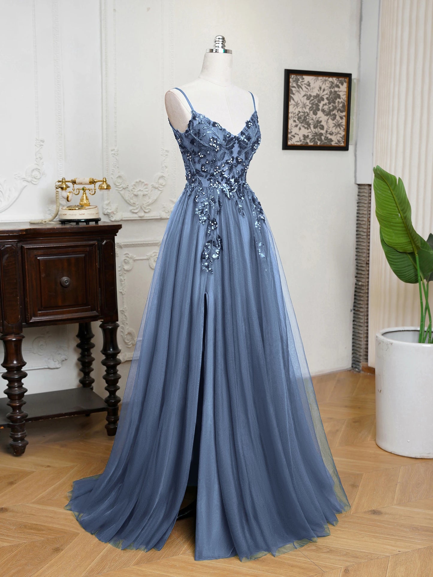 Dámské plesové šaty na ramínka