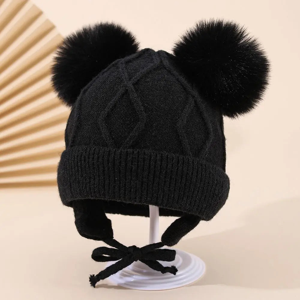 Dětská čepice s bambulemi