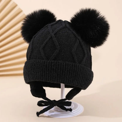 Dětská čepice s bambulemi