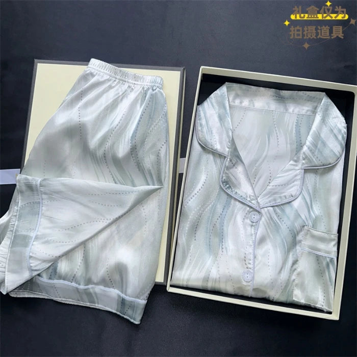 Dámské saténové pyžamo se vzorem