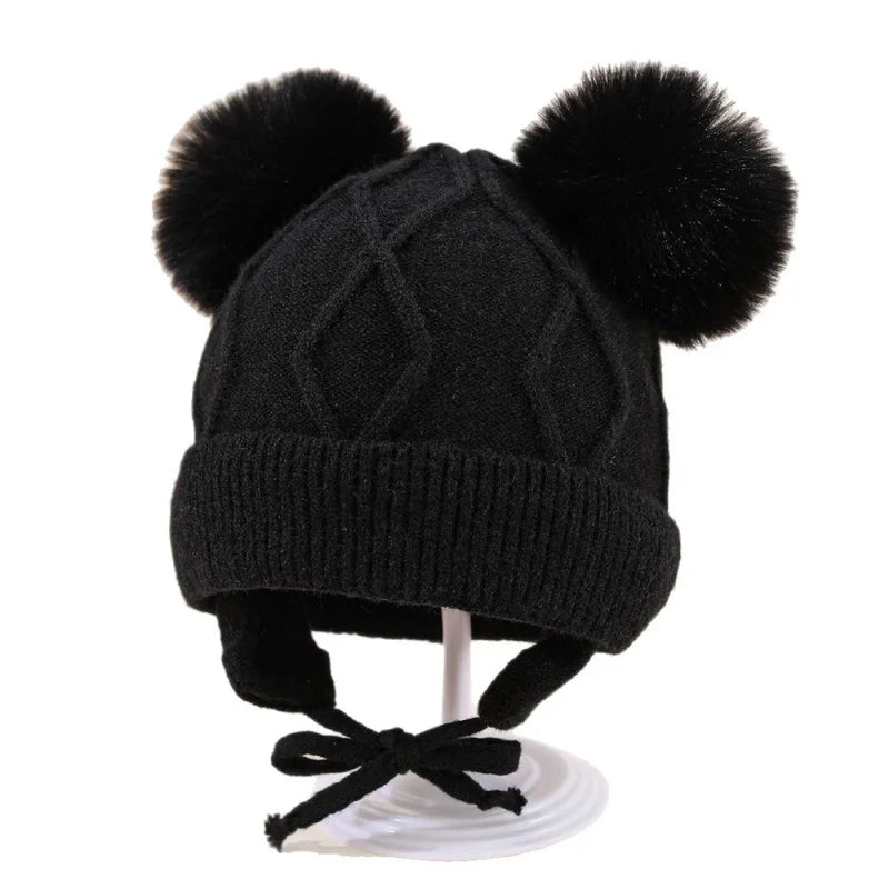 Dětská čepice s bambulemi