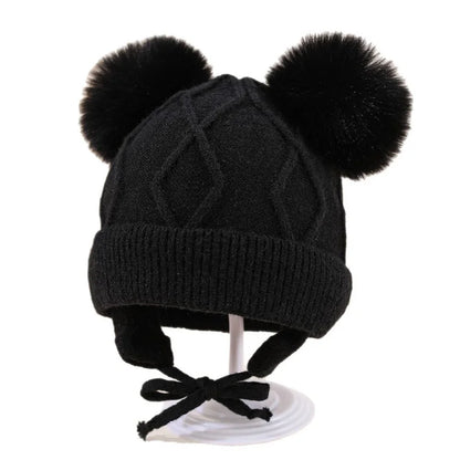 Dětská čepice s bambulemi