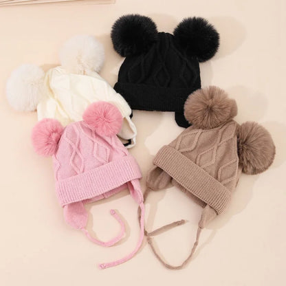 Dětská čepice s bambulemi