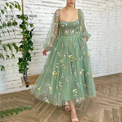 Dámské plesové šaty s květinami