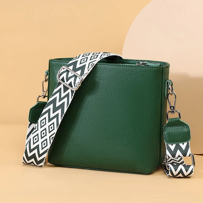 Dámská kožená crossbody kabelka s popruhem