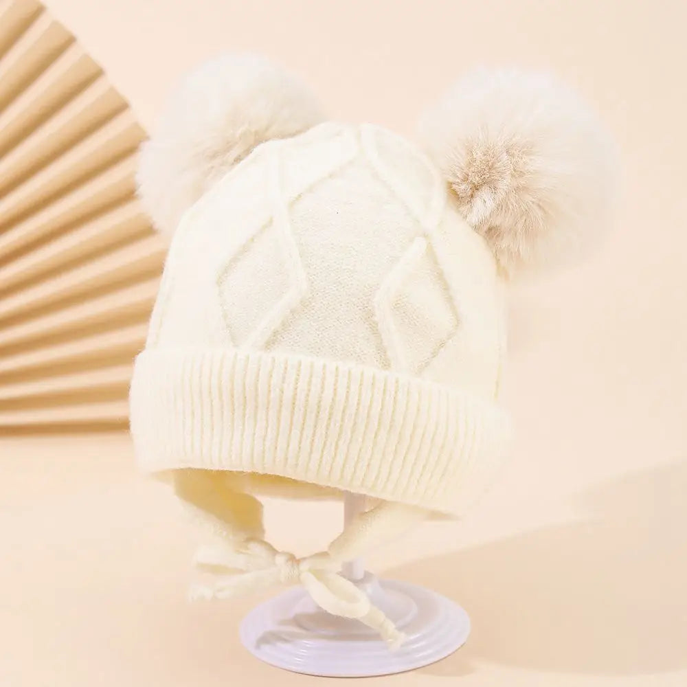 Dětská čepice s bambulemi