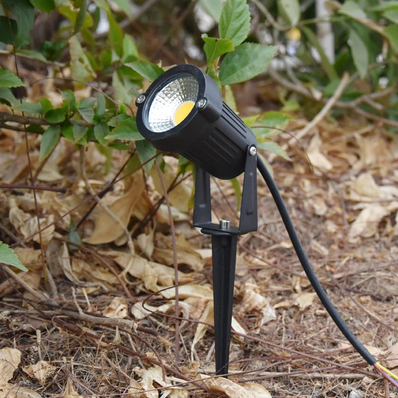 LED lampa na trávník