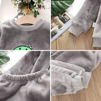 Teplé pyžamo s dinosaurem