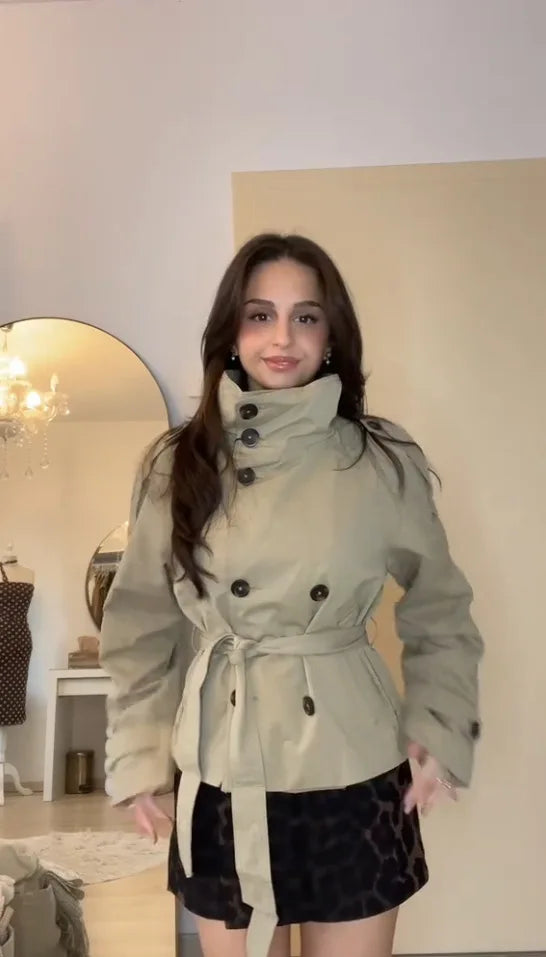 Dámský krátký trenchcoat s límečkem