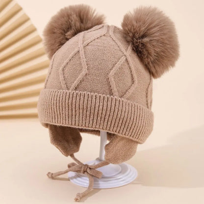 Dětská čepice s bambulemi