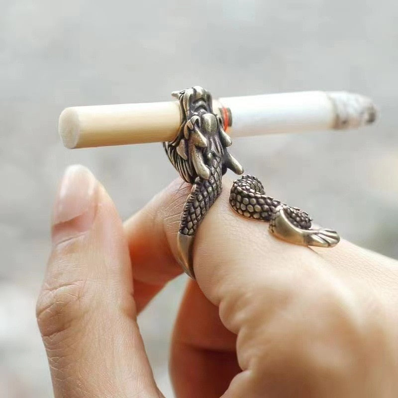 Prsten s držákem na cigaretu