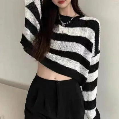 Dámský pruhovaný croptop svetr