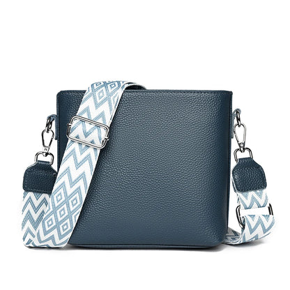Dámská kožená crossbody kabelka s popruhem