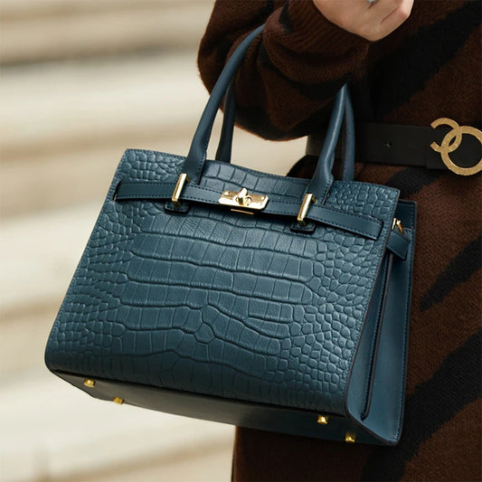 Dámská elegantní kožená kabelka