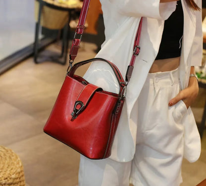 Dámská kožená taška s popruhem