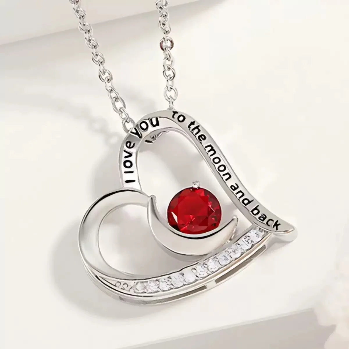 Medvídek z růží s náhrdelníkem