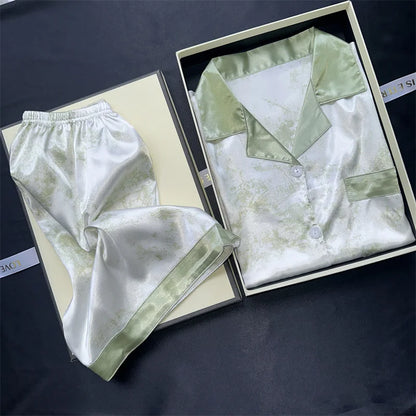 Dámské saténové pyžamo se vzorem