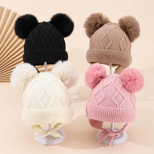 Dětská čepice s bambulemi