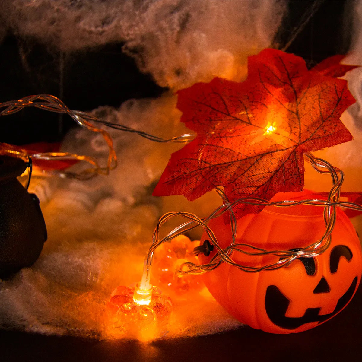 LED řetěz s listy na Halloween