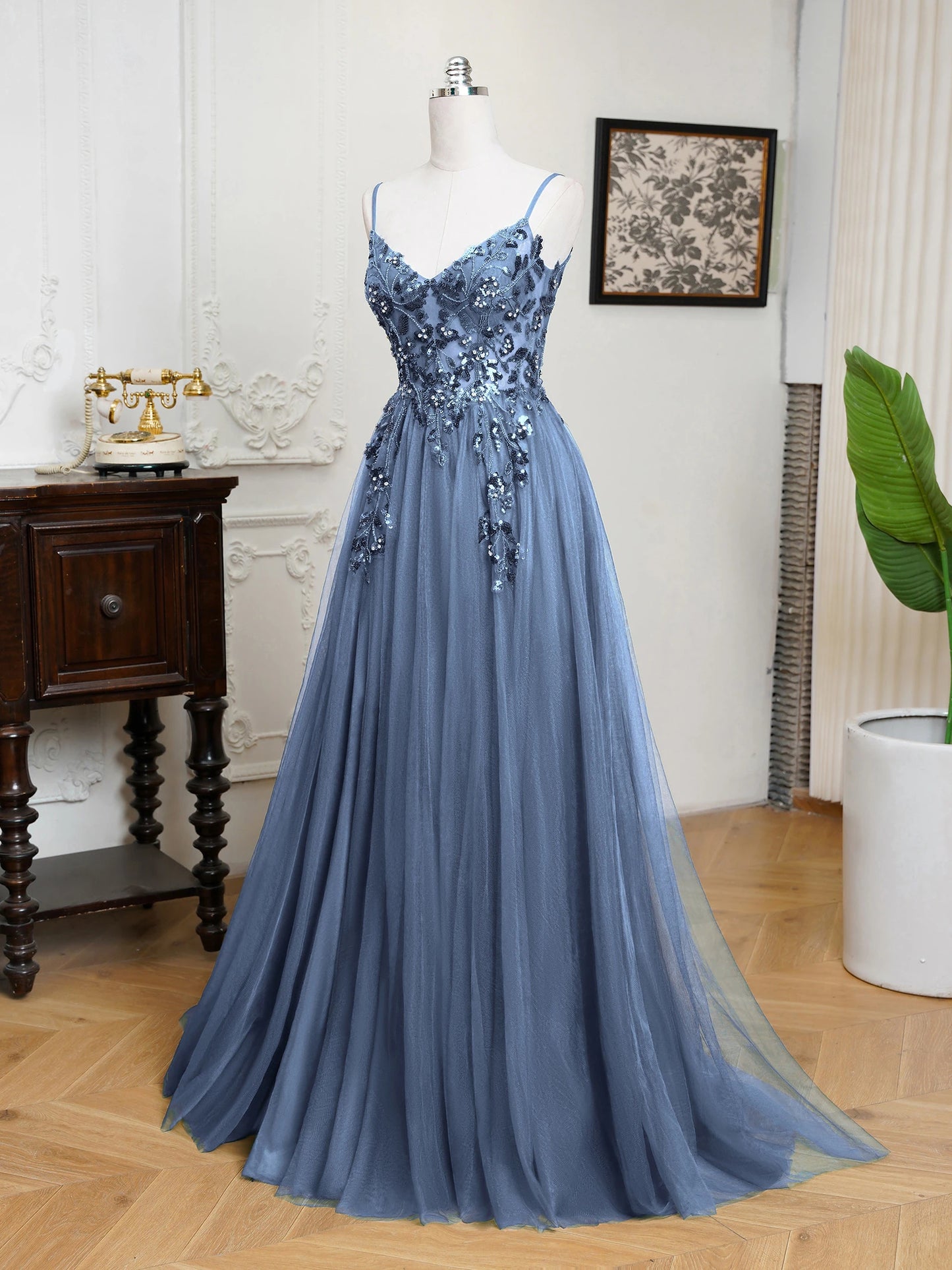 Dámské plesové šaty na ramínka