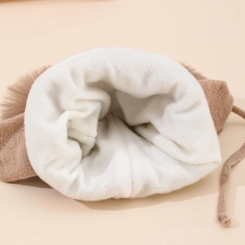 Dětská čepice s bambulemi