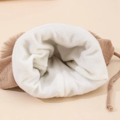 Dětská čepice s bambulemi