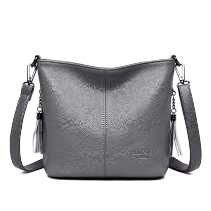 Dámská crossbody kabelka s detaily