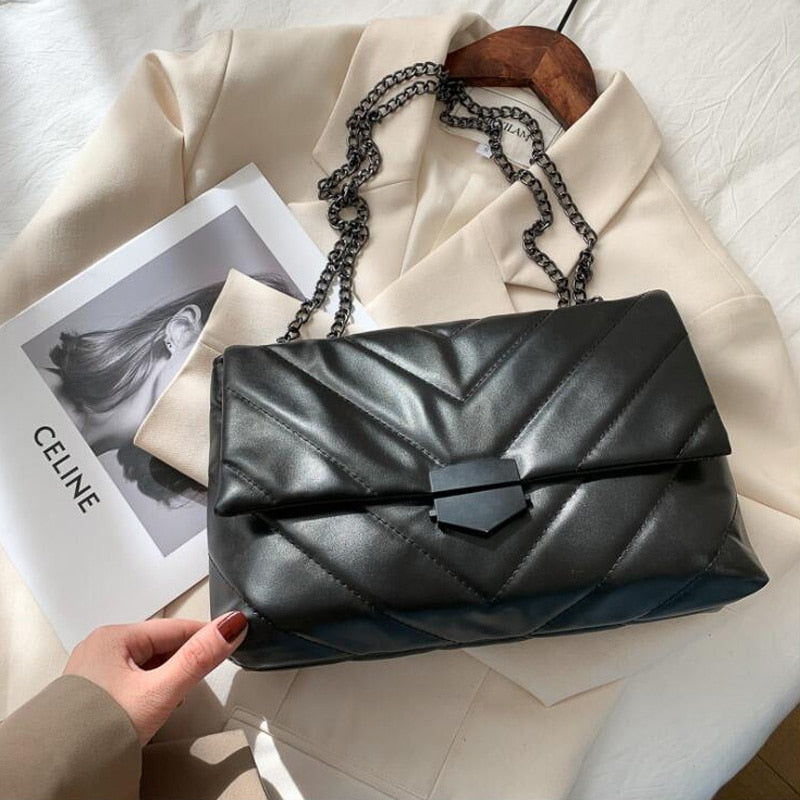 Dámská crossbody kabelka s řetězem