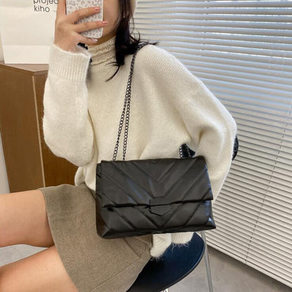 Dámská crossbody kabelka s řetězem