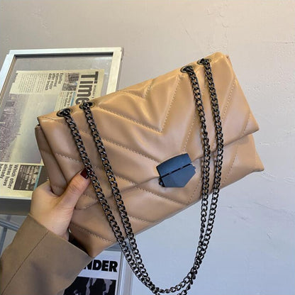 Dámská crossbody kabelka s řetězem