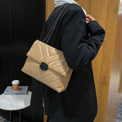 Dámská crossbody kabelka s řetězem