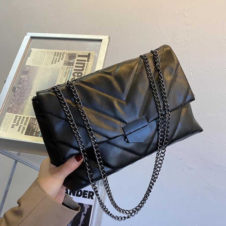 Dámská crossbody kabelka s řetězem